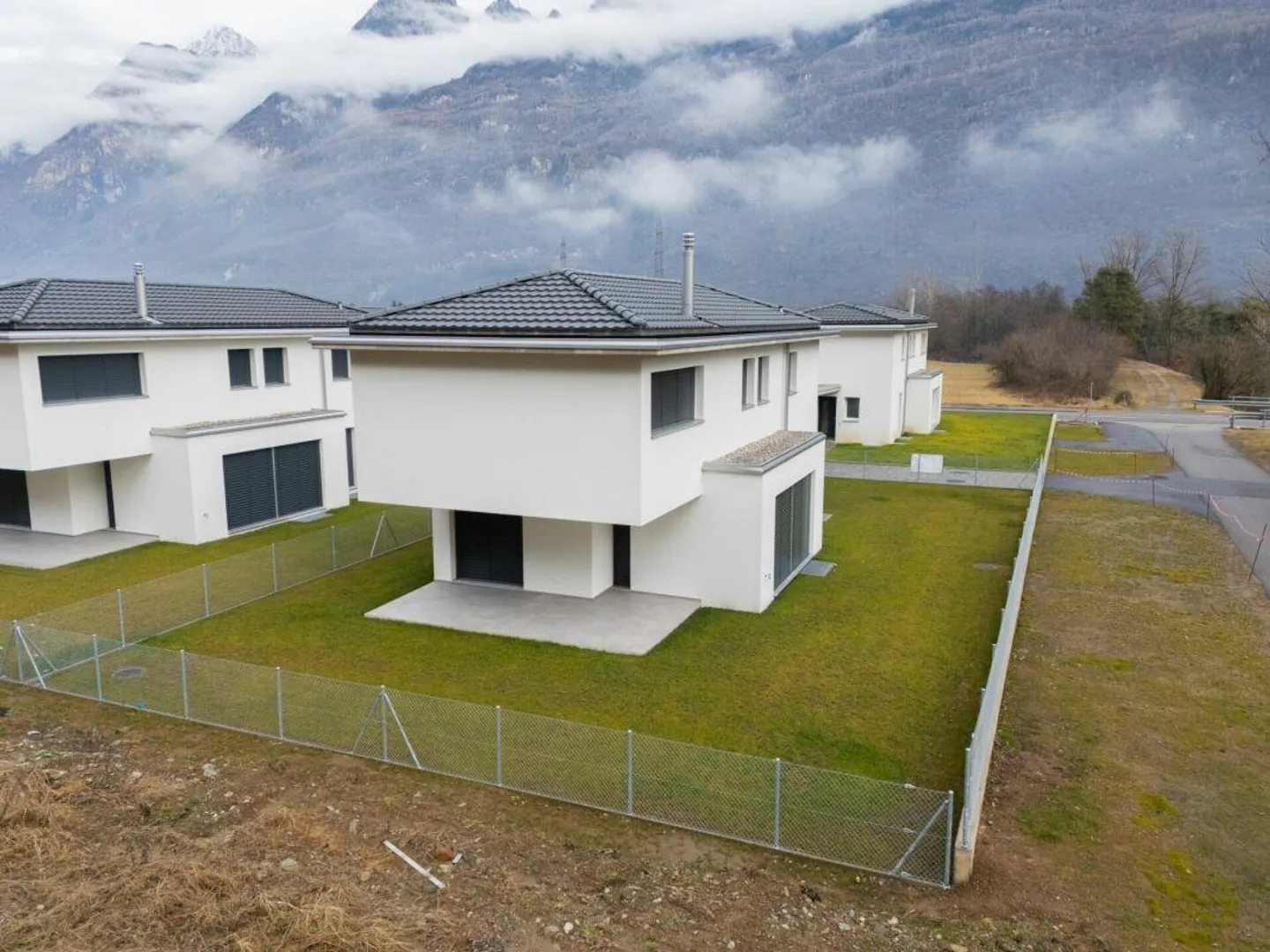 Vendiamo ville spaziose e moderne a Moleno - Foto 2 di 15