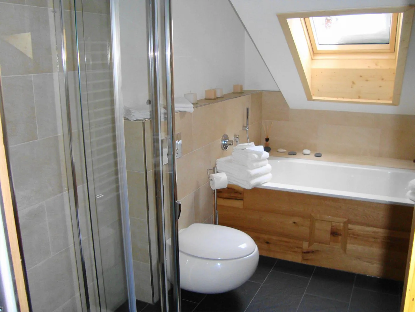 Appartement sous les combles dans une maison valaisanne typique au cœur de Zermatt - Photo 2 sur 9