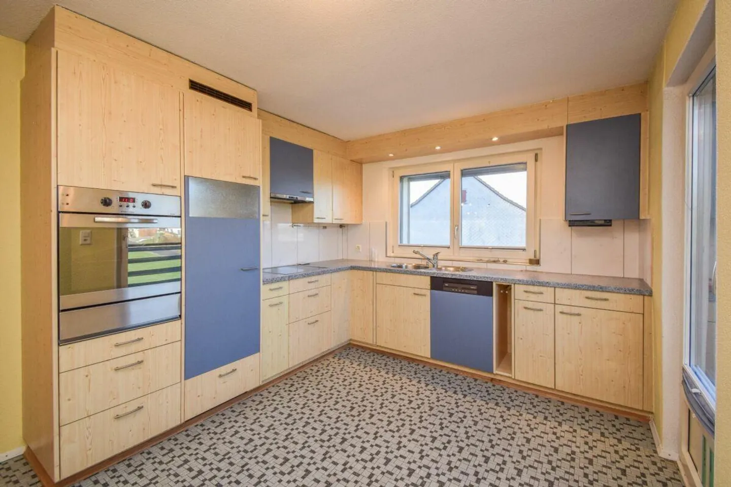 Charming 3.5-room single-family house with generous surroundings in Götighofen - Photo 7 of 16