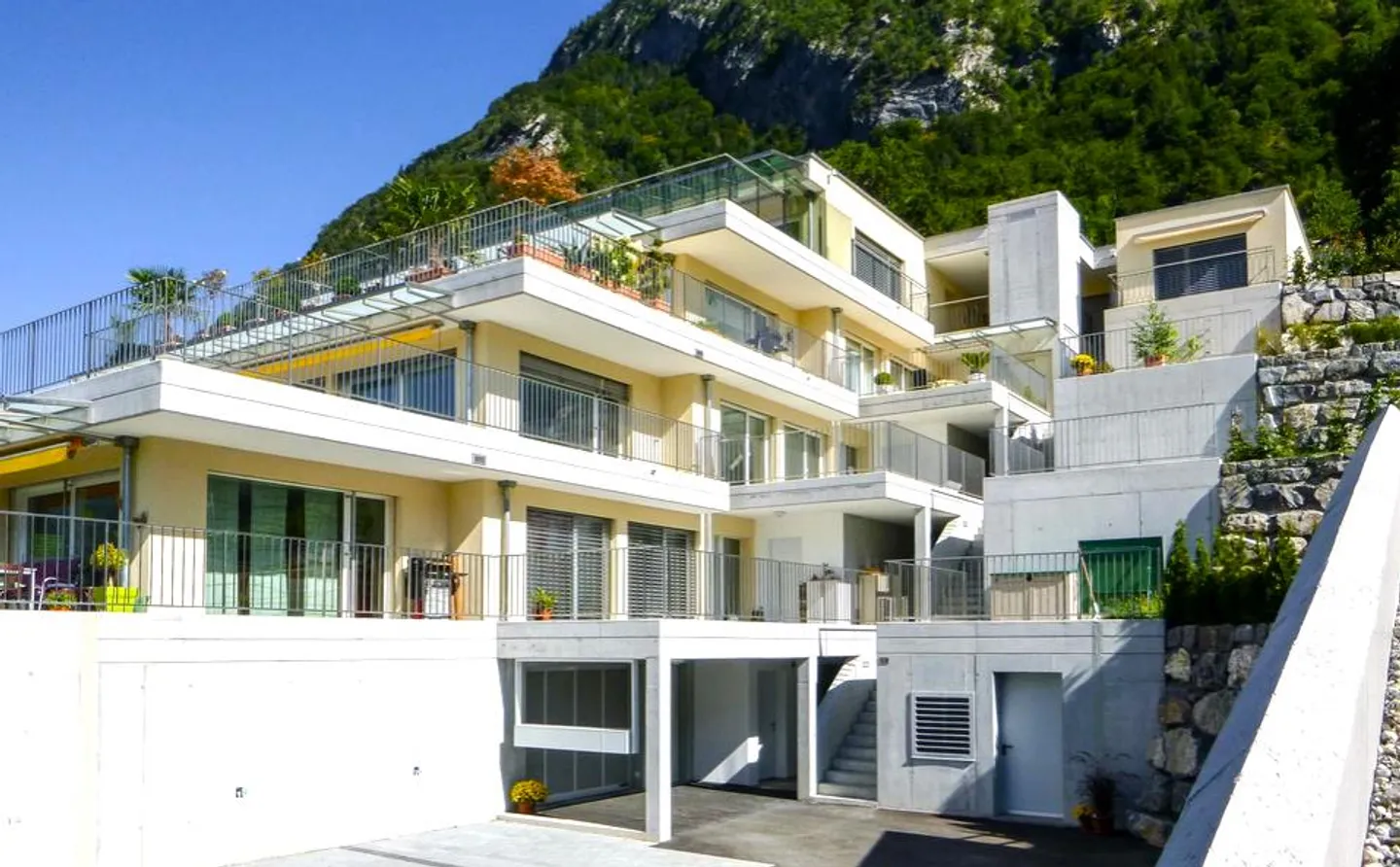 Appartement en terrasse de 5 ½ pièces, presque neuf, avec la plus belle vue sur la vallée du côté ensoleillé - Photo 1 sur 17