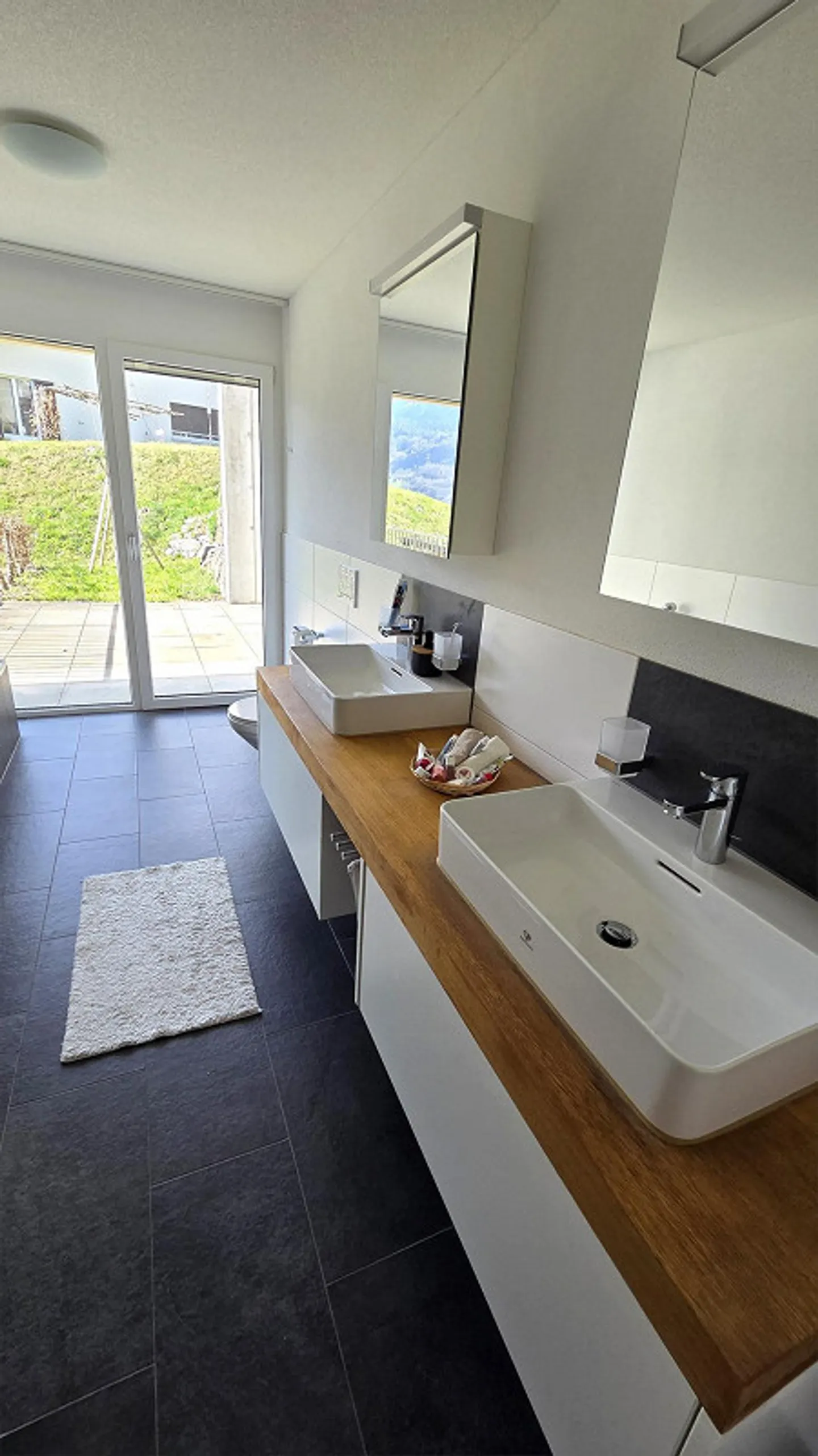 Appartement en terrasse de 5 ½ pièces, presque neuf, avec la plus belle vue sur la vallée du côté ensoleillé - Photo 3 sur 17