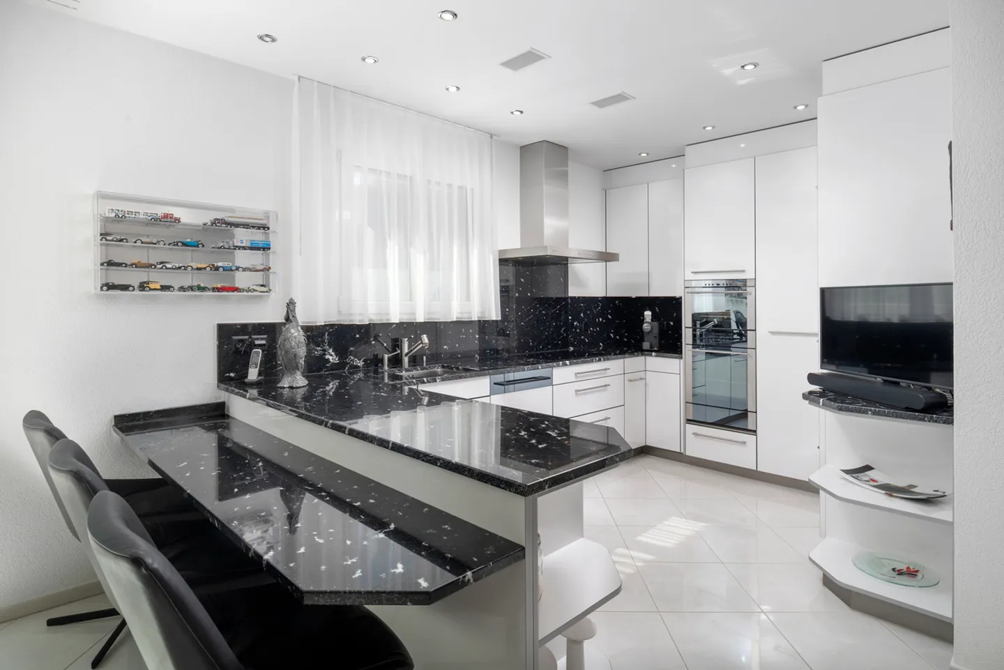 Panoramic view at its finest: Top-modern single-family house with pool - Photo 3 of 11