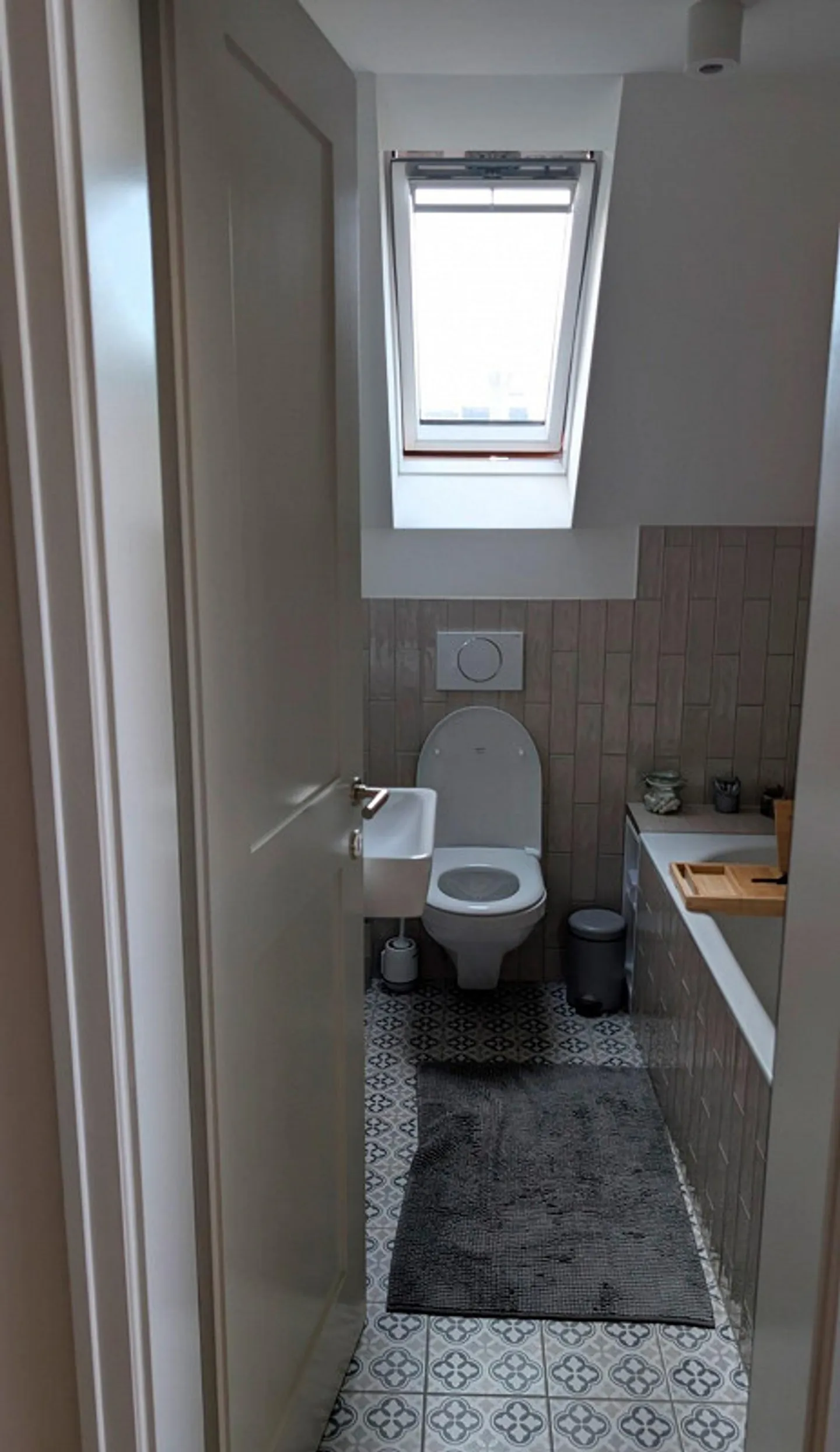 Charmante appartement de toit 3.5 pièces dans un bâtiment historique - Photo 4 sur 8