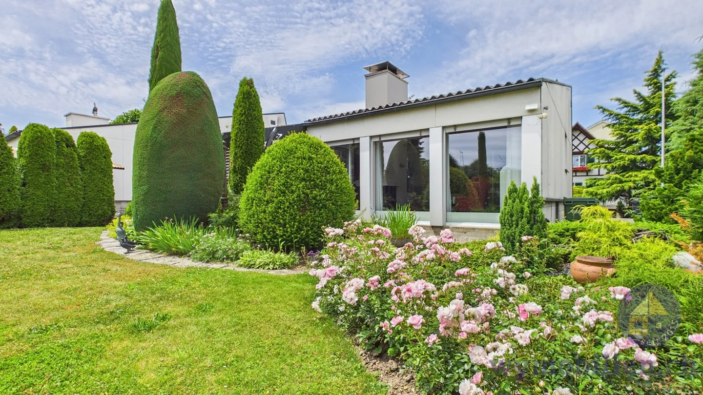 Casa con architettura unica e giardino da sogno - Foto 2 di 21
