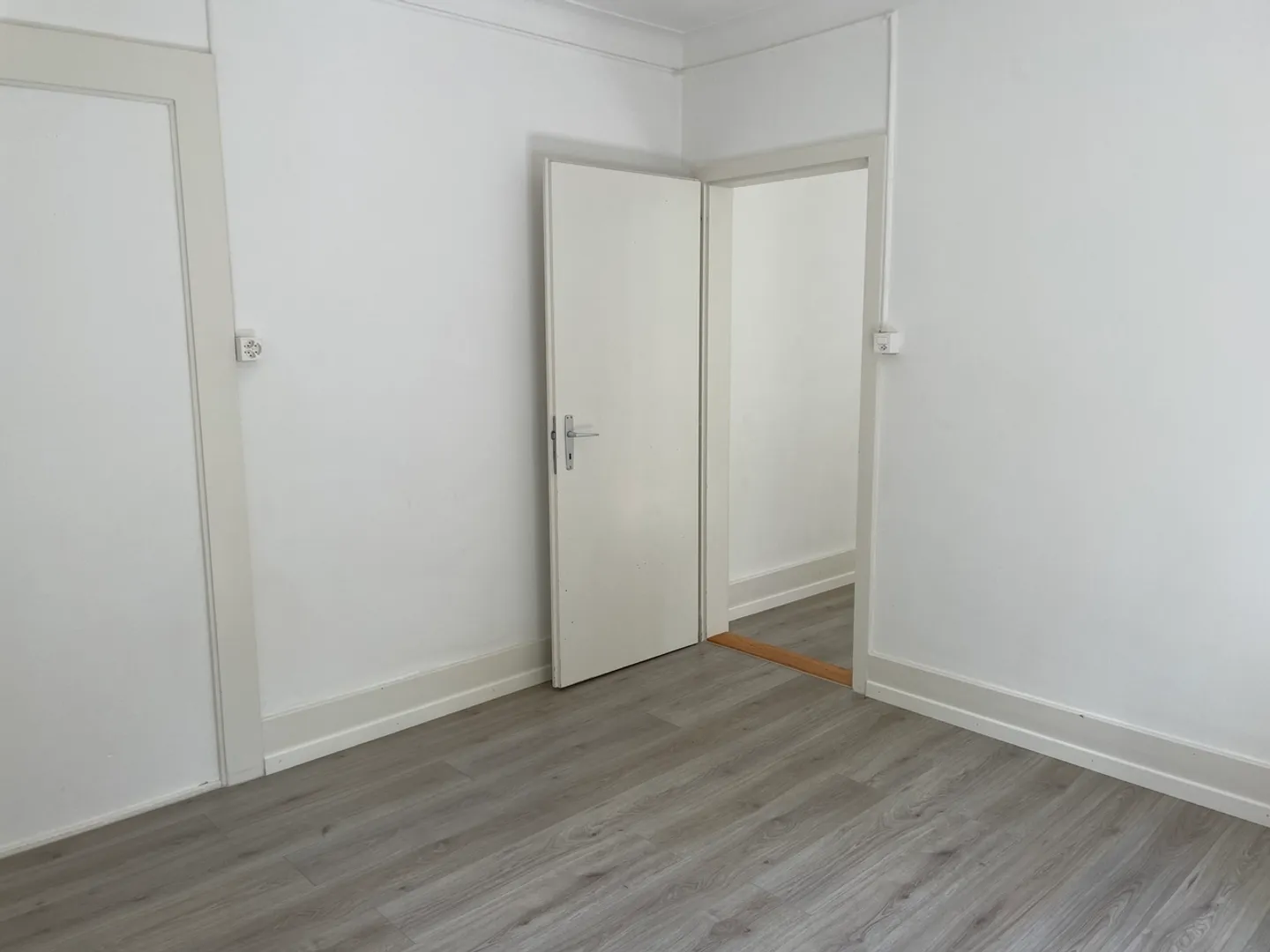 JEANNERET 23, Appartamento 4 Camere 1° Piano Ristrutturato con Balcone - Foto 7 di 10