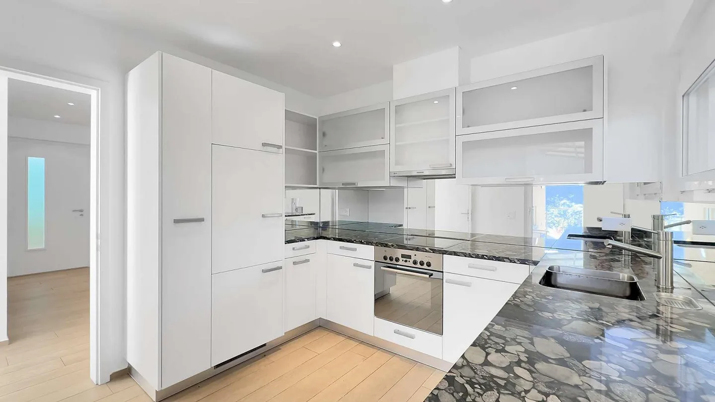 Spacious house in a sunny location with breathtaking, unobstructed views... - Photo 5 of 12