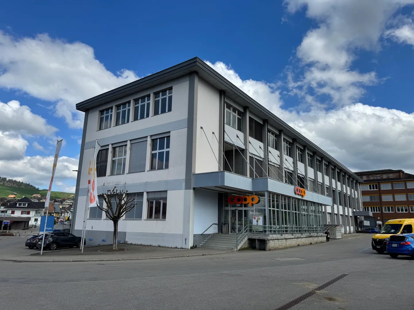 Ufficio/Esposizione/Pratica/Studio ecc. e Posti Auto - Biglen - Foto 1 di 10