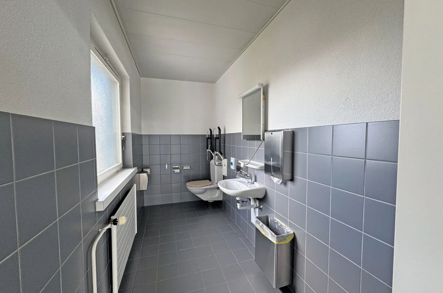 Ufficio/Esposizione/Pratica/Studio ecc. e Posti Auto - Biglen - Foto 9 di 10