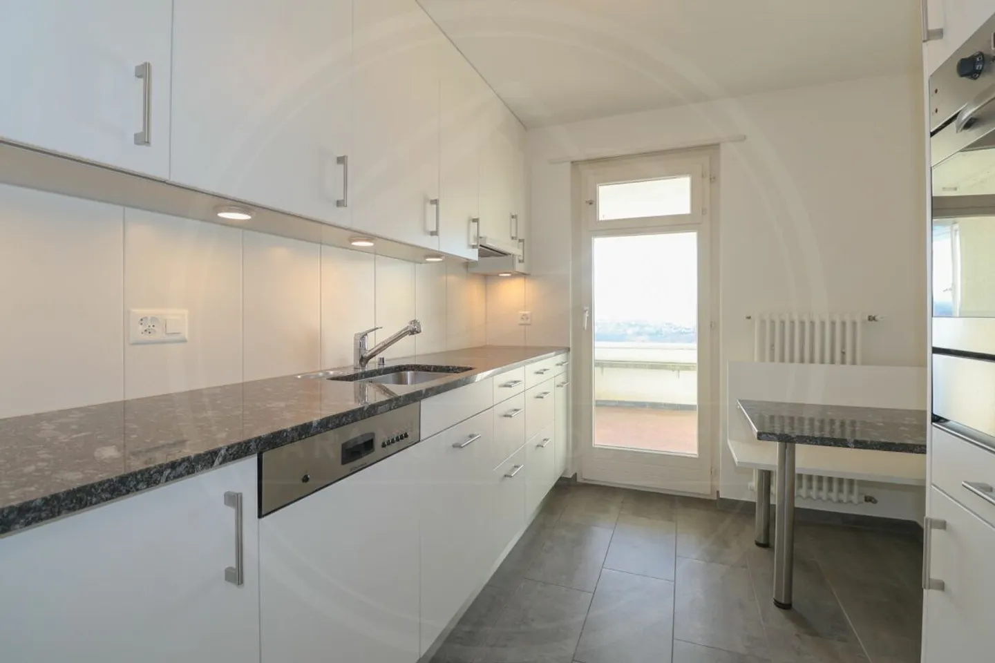 4-room apartment on the 3rd floor with a view and pool - Photo 4 of 11