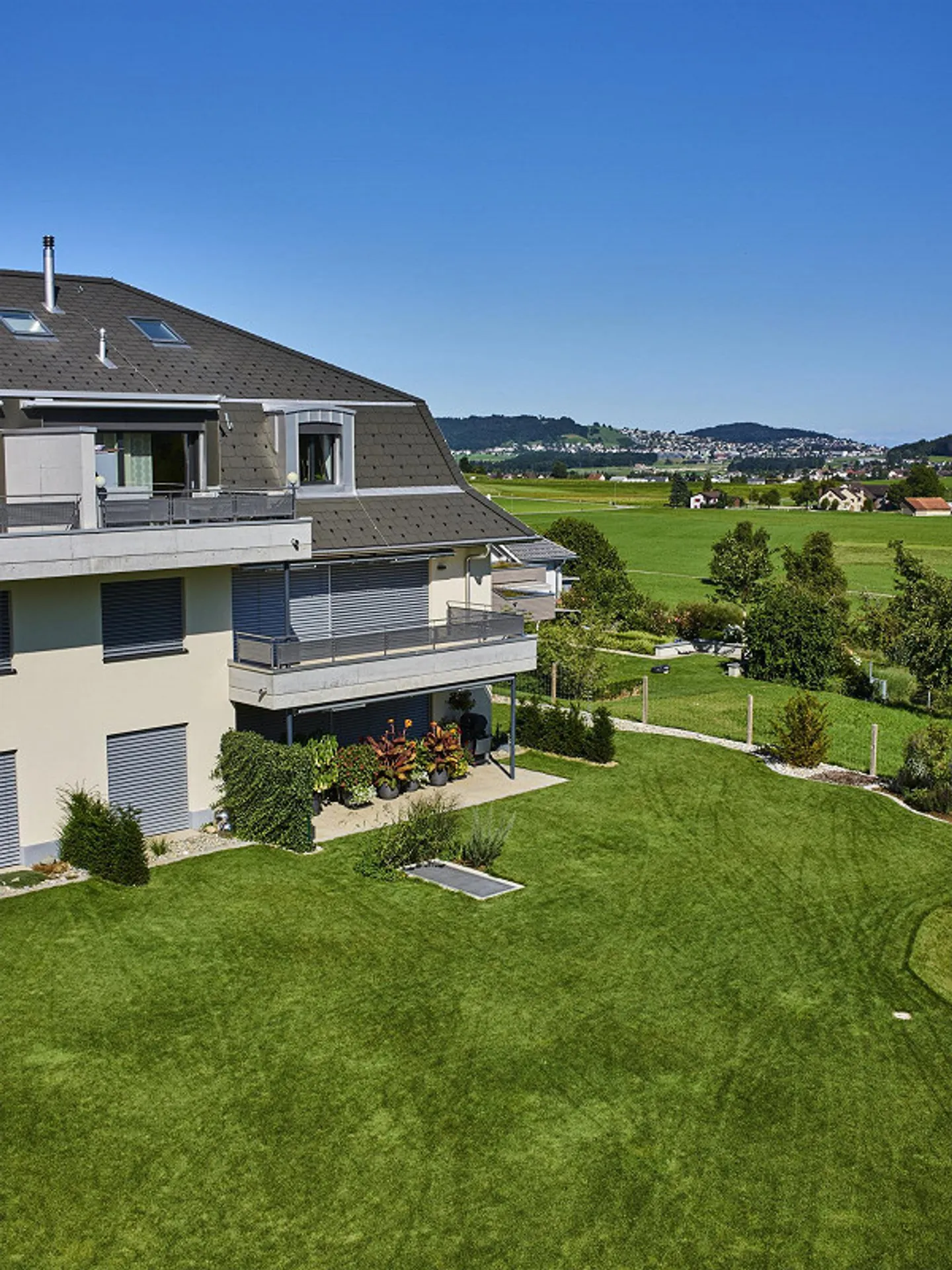 Spacieux, lumineux, calme et verdoyant, rez-de-chaussée à droite, 132m² - Photo 1 sur 24