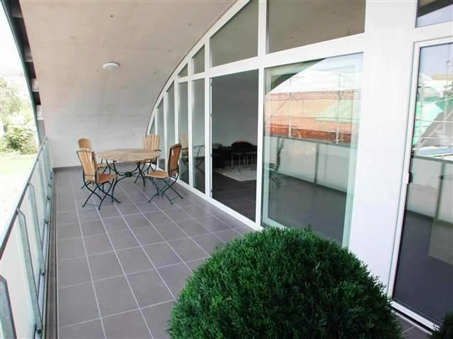 Dachwohnung mit großem Balkon - Foto 2 von 10