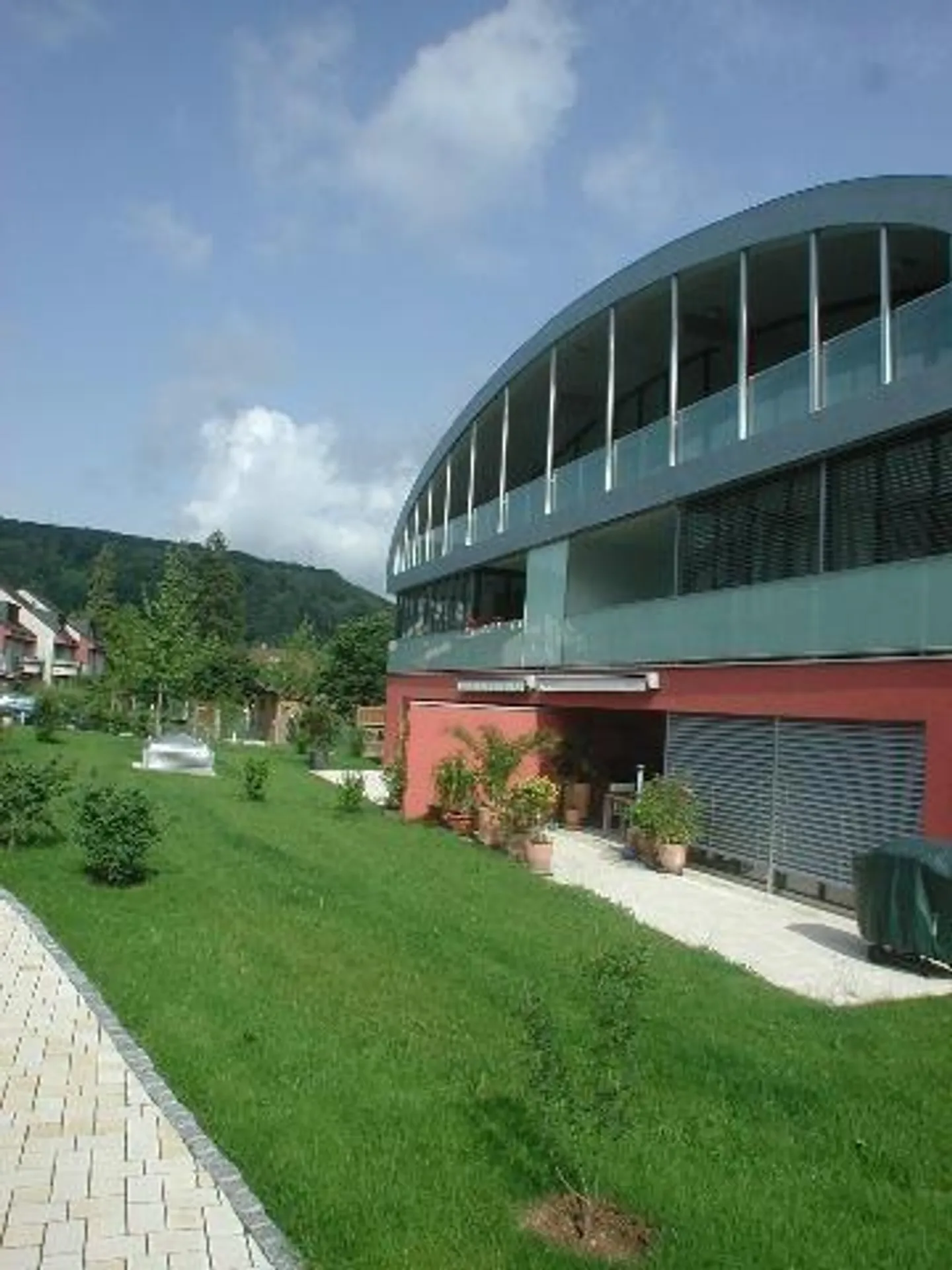 Dachwohnung mit großem Balkon - Foto 3 von 10