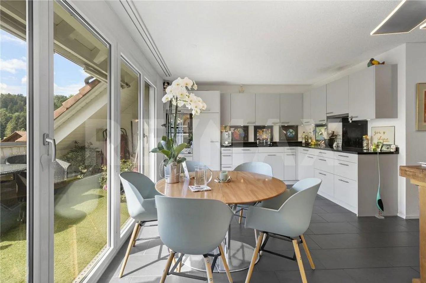 4 ½-Room Maisonette Apartment, Bright, Modern and with Two Balconies - Photo 4 of 13
