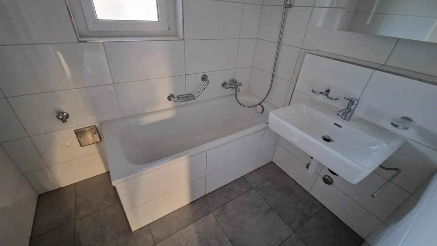 Appartement 4 pièces fraîchement rénové dans un emplacement calme à Binningen - Photo 7 sur 12