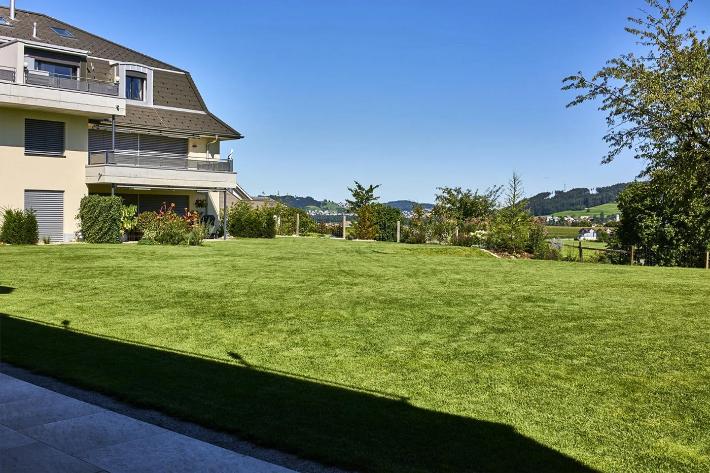 Spacieux, lumineux, calme et verdoyant, rez-de-chaussée à droite, 132m² - Photo 24 sur 24