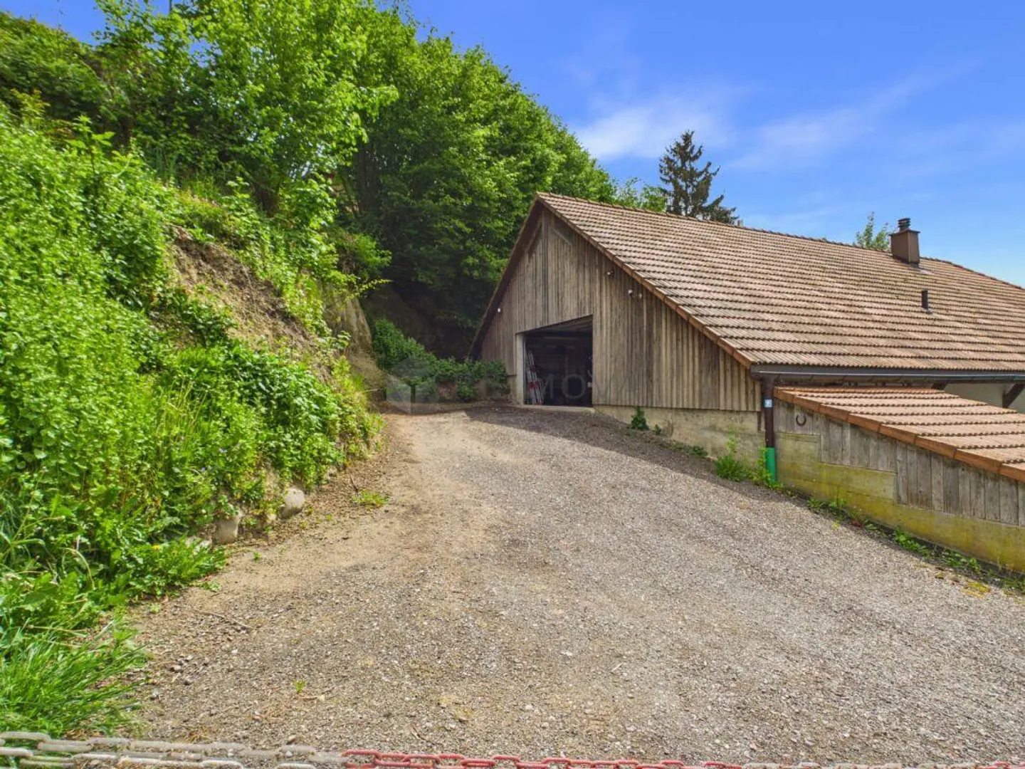 Space miracle in Grasswil with 4.5 rooms and additionally 160 m² prepared attic - Photo 10 of 12