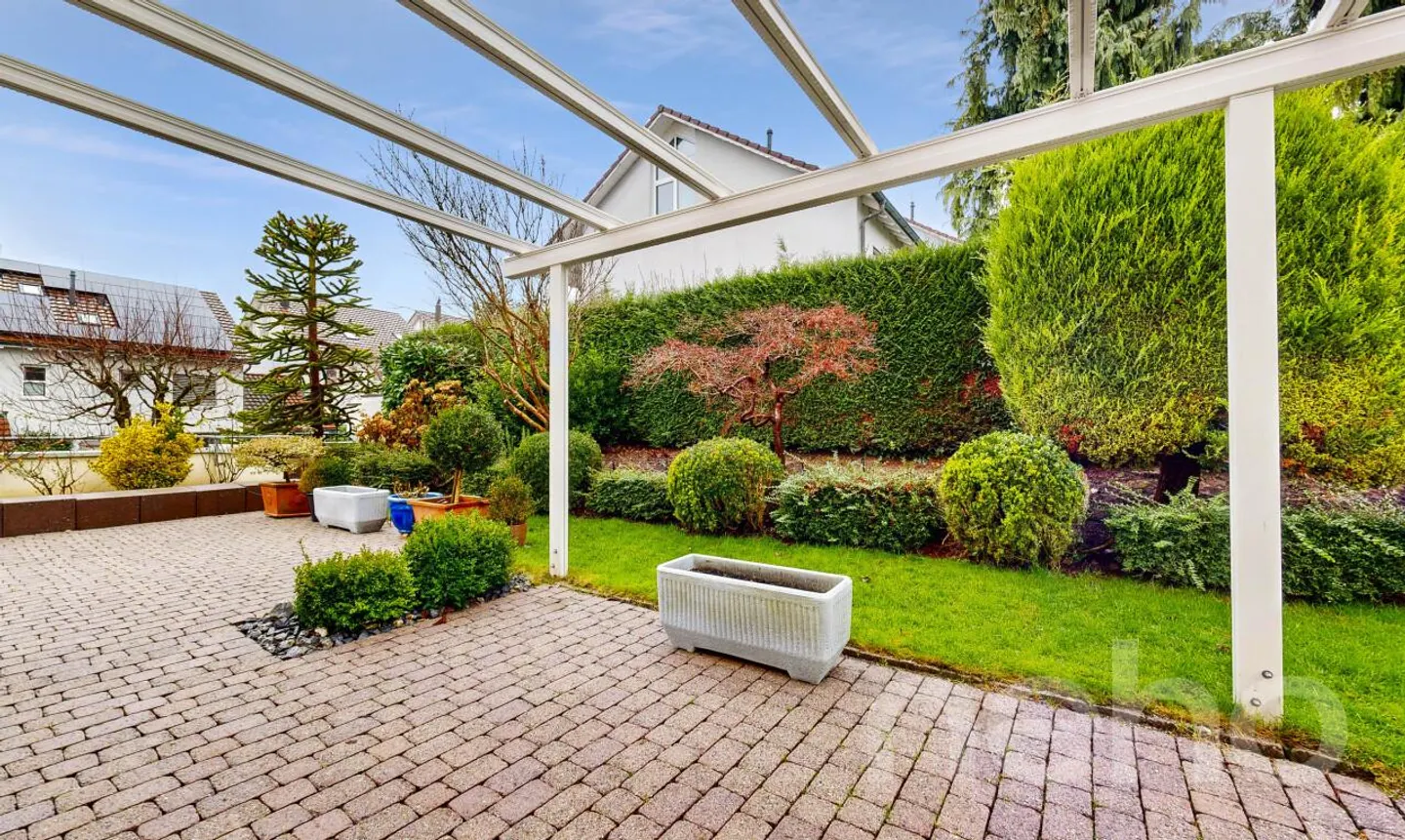 Spacious house with garden, double garage and 30 km/h zone - Photo 1 of 11