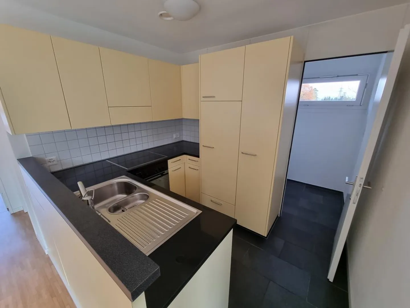 Bell'appartamento di 3,5 stanze con un layout pratico in affitto - Foto 3 di 10
