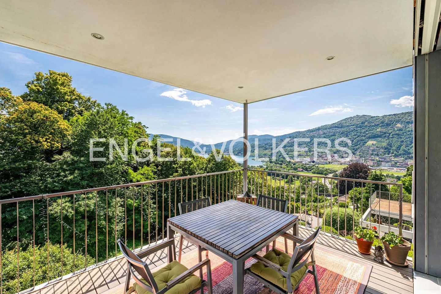 Villa moderne avec vue sur le lac et piscine - Photo 5 sur 13
