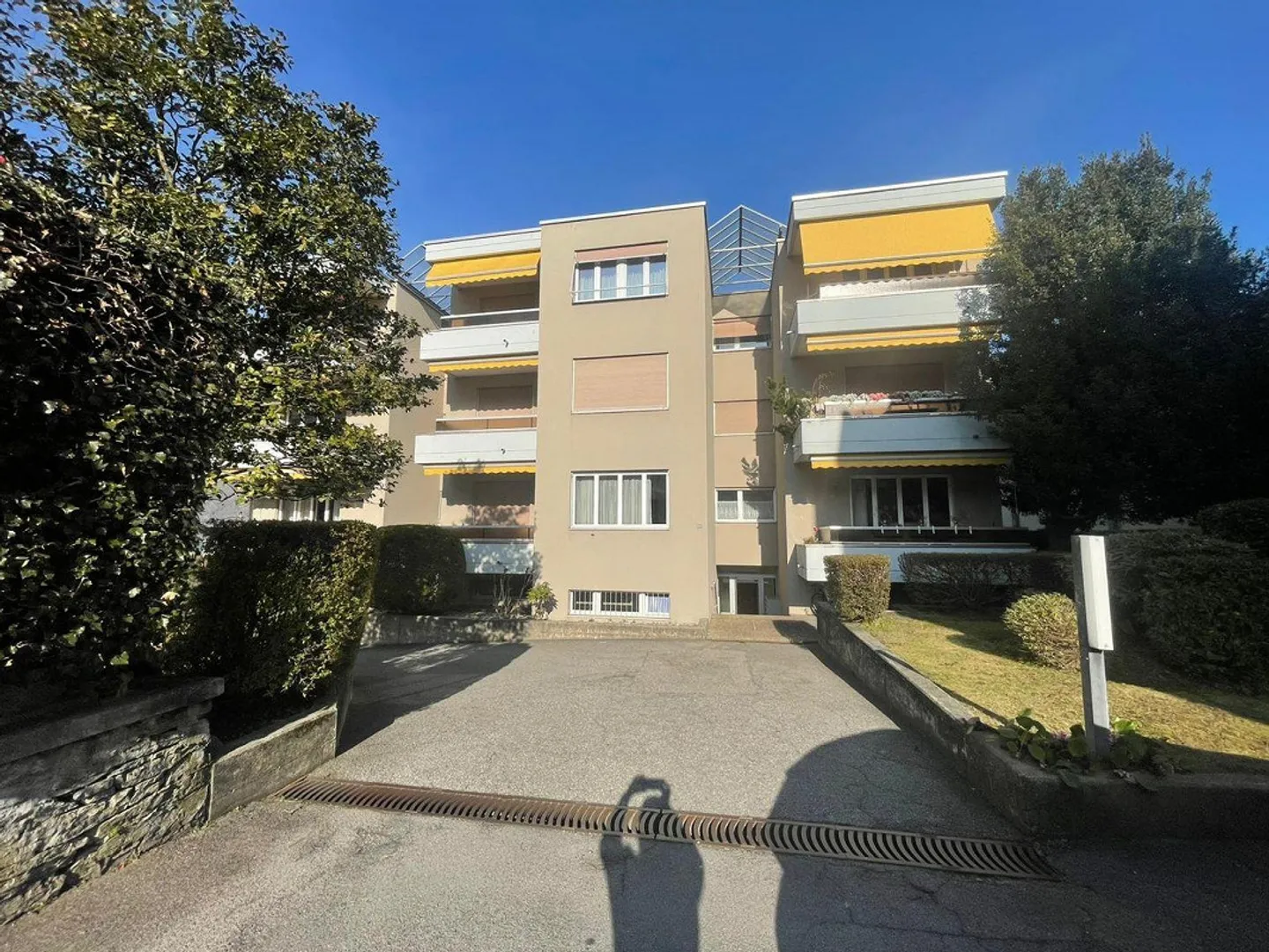 Large renovated 2.5-room apartment - Photo 1 of 6