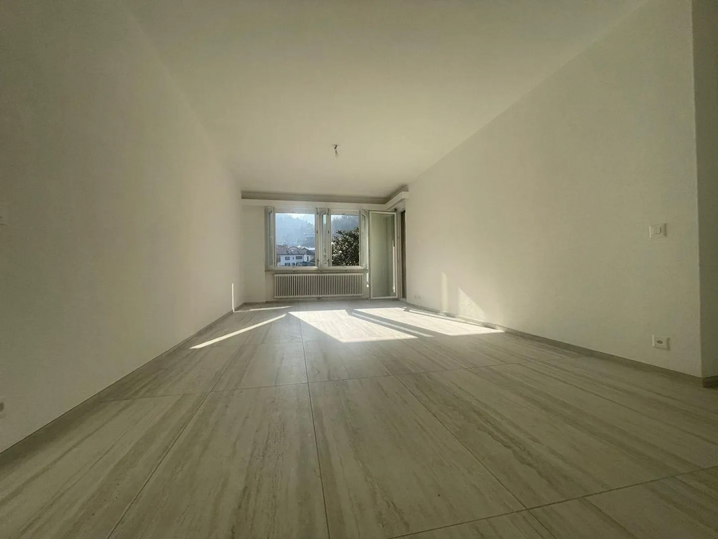 Large renovated 2.5-room apartment - Photo 2 of 6