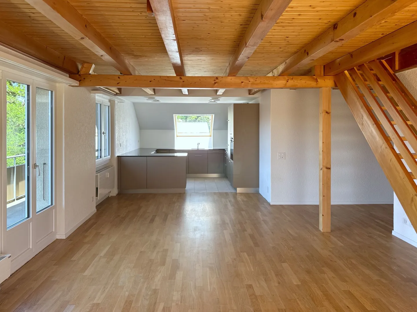 Appartement sous les combles rénové de 4 1/2 pièces avec galerie - Photo 2 sur 12