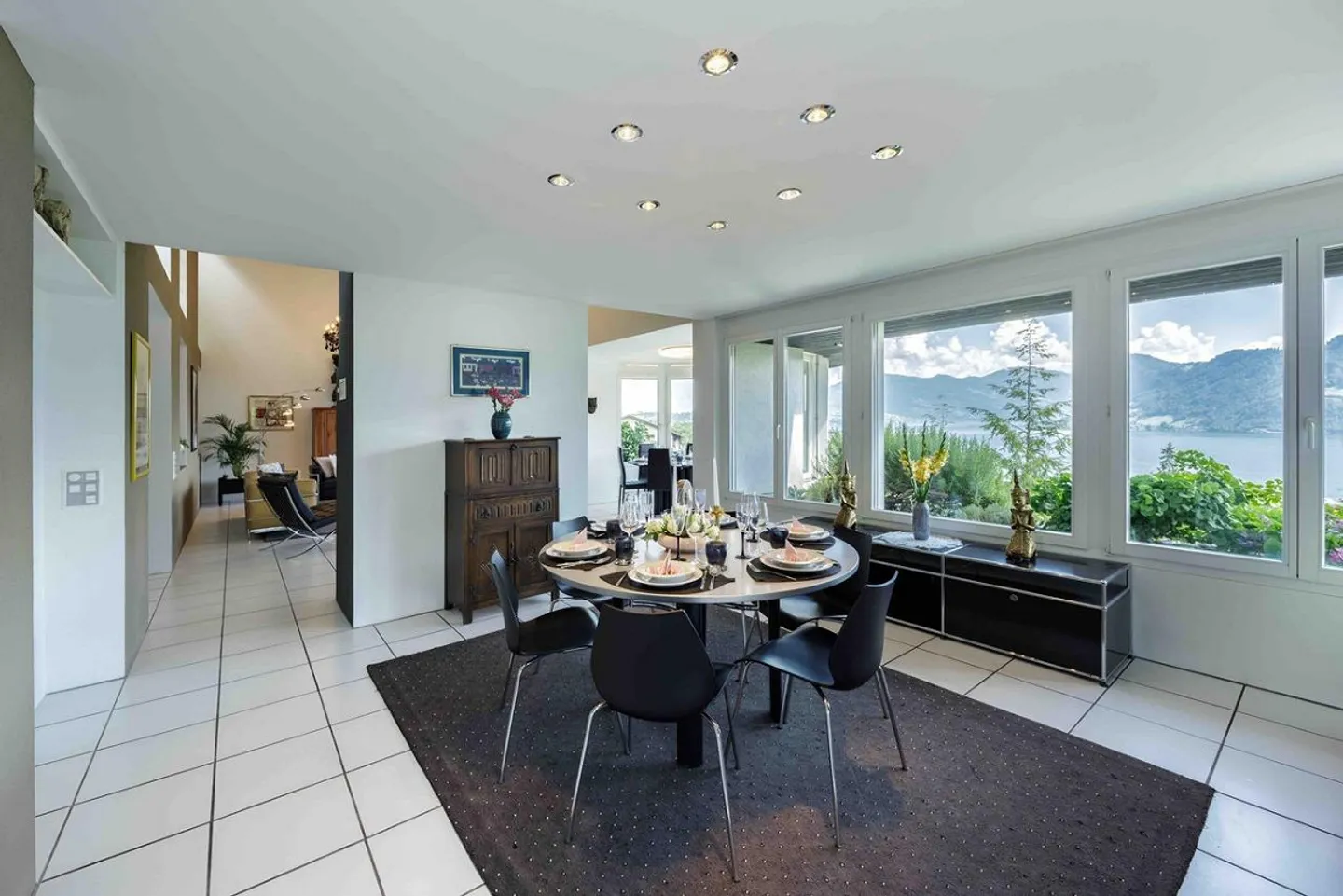 Exclusive villa with spectacular lake and mountain views - Photo 5 of 30
