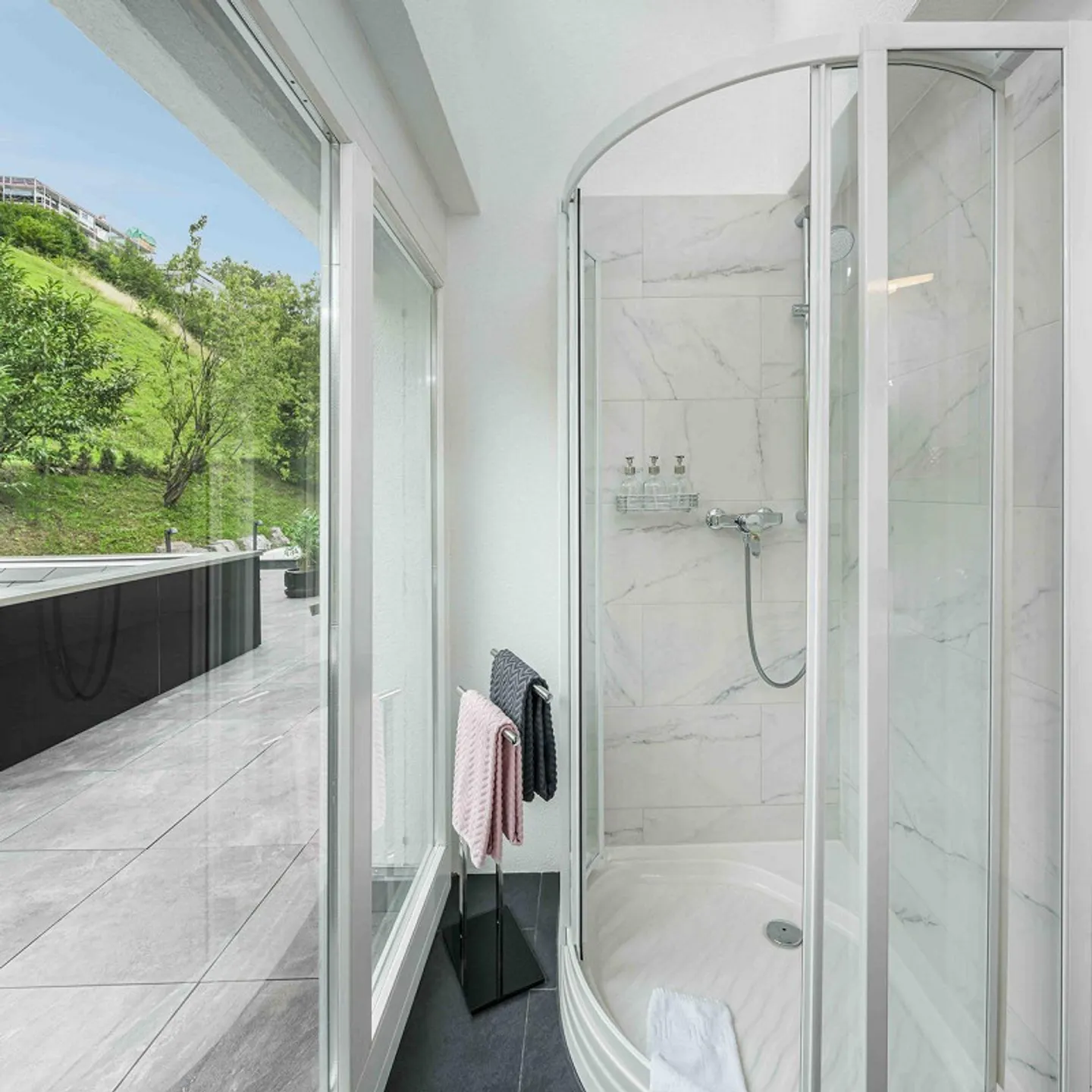 Exclusive villa with spectacular lake and mountain views - Photo 18 of 30