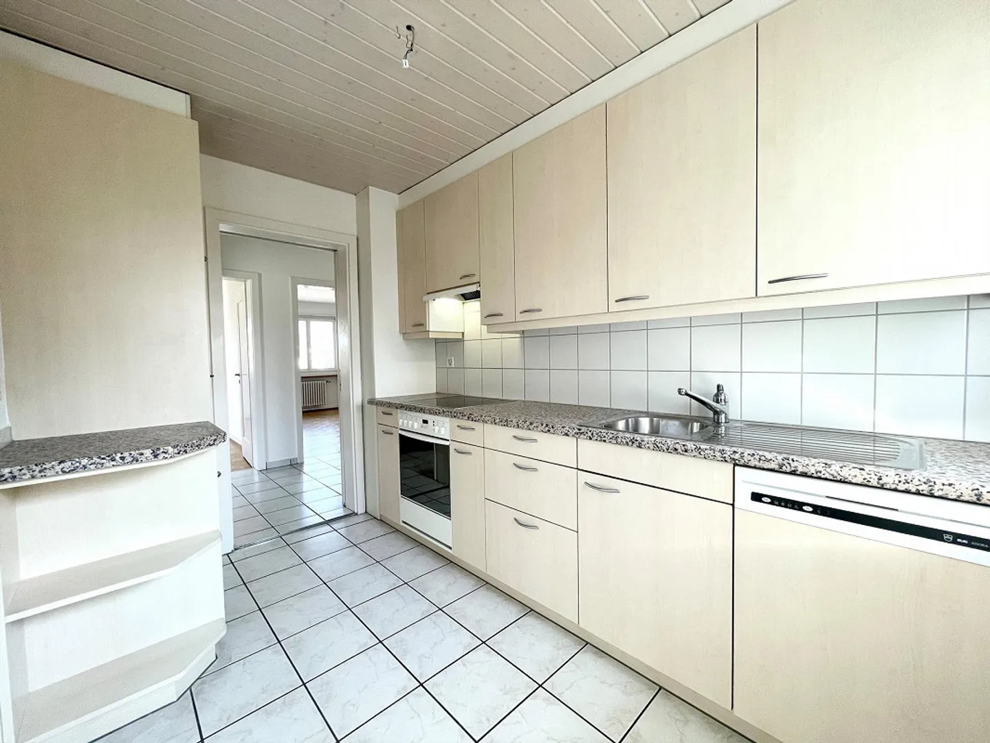 Strada laterale tranquilla in una posizione centrale vicino ai mezzi pubblici - Foto 5 di 9