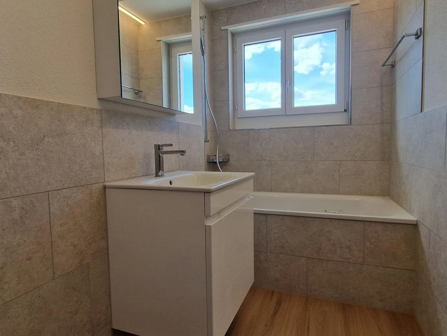 Appartement entièrement rénové dans un emplacement calme et central - Photo 3 sur 6