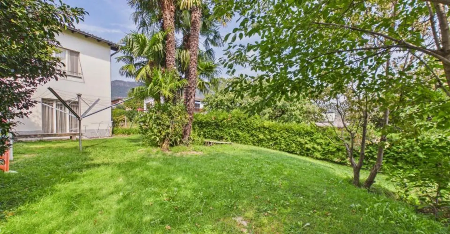 1000 m² plot, great renovation potential and pergola with fireplace - Photo 10 of 11
