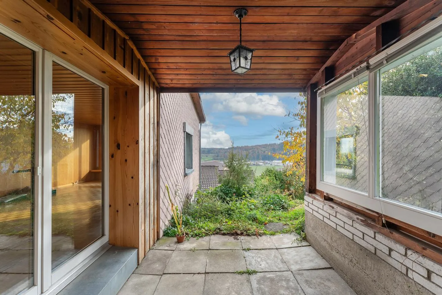 Wanted: new owners for a single-family home with breathtaking views - Photo 2 of 12