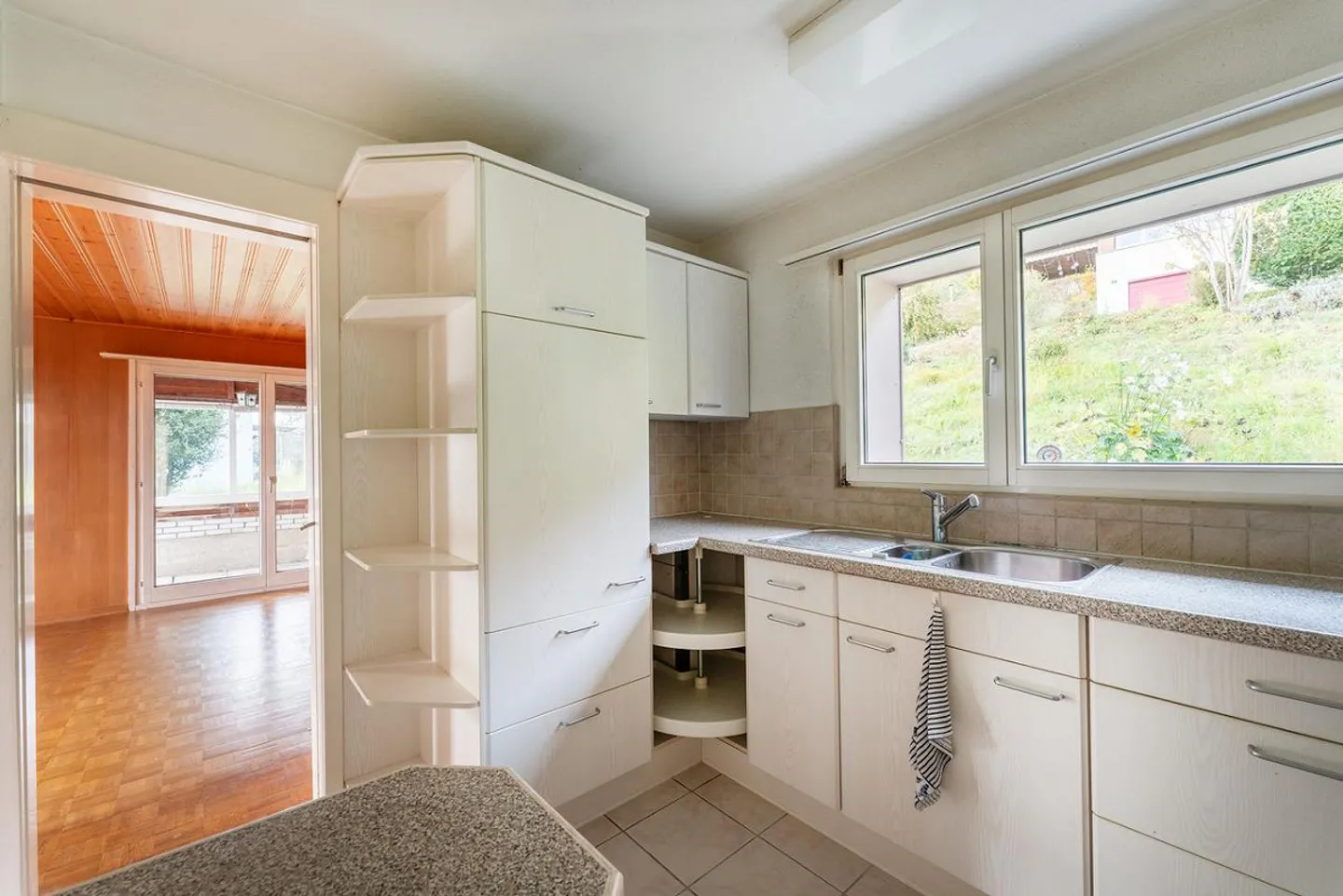 Wanted: new owners for a single-family home with breathtaking views - Photo 4 of 12