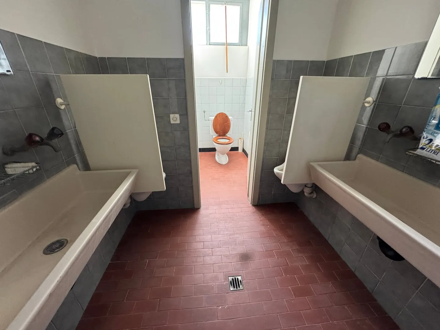 Verkauf oder Vermietung von Gewerbe-/Büro-/Verwaltungsimmobilie mit Büros in Balerna - Foto 4 von 33