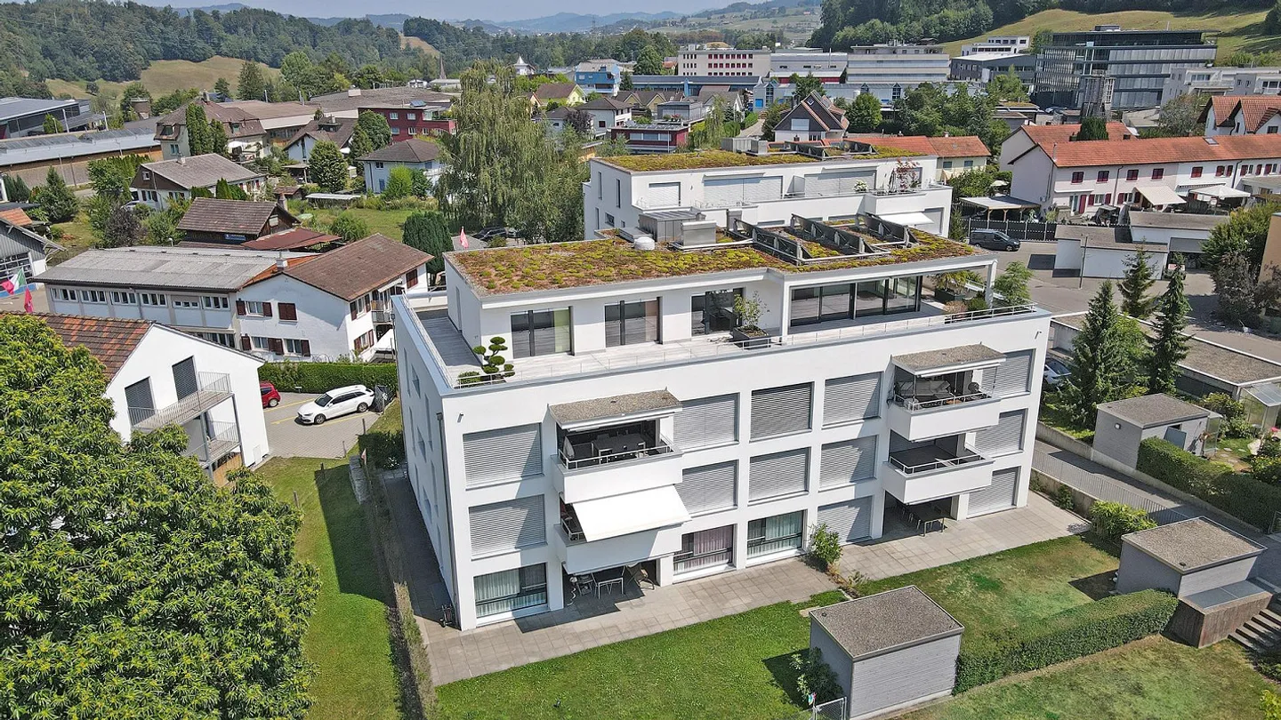 Vie en penthouse exclusive : rêve de 4,5 pièces avec terrasse sur le toit de 175 m² - Photo 1 sur 13