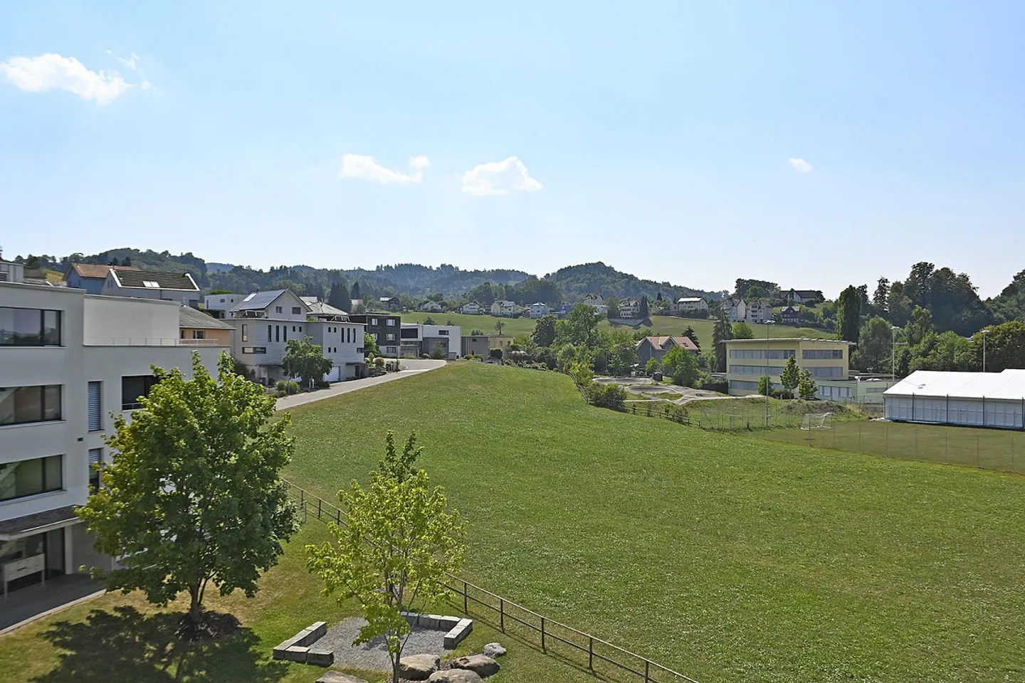 Vie en penthouse exclusive : rêve de 4,5 pièces avec terrasse sur le toit de 175 m² - Photo 11 sur 13