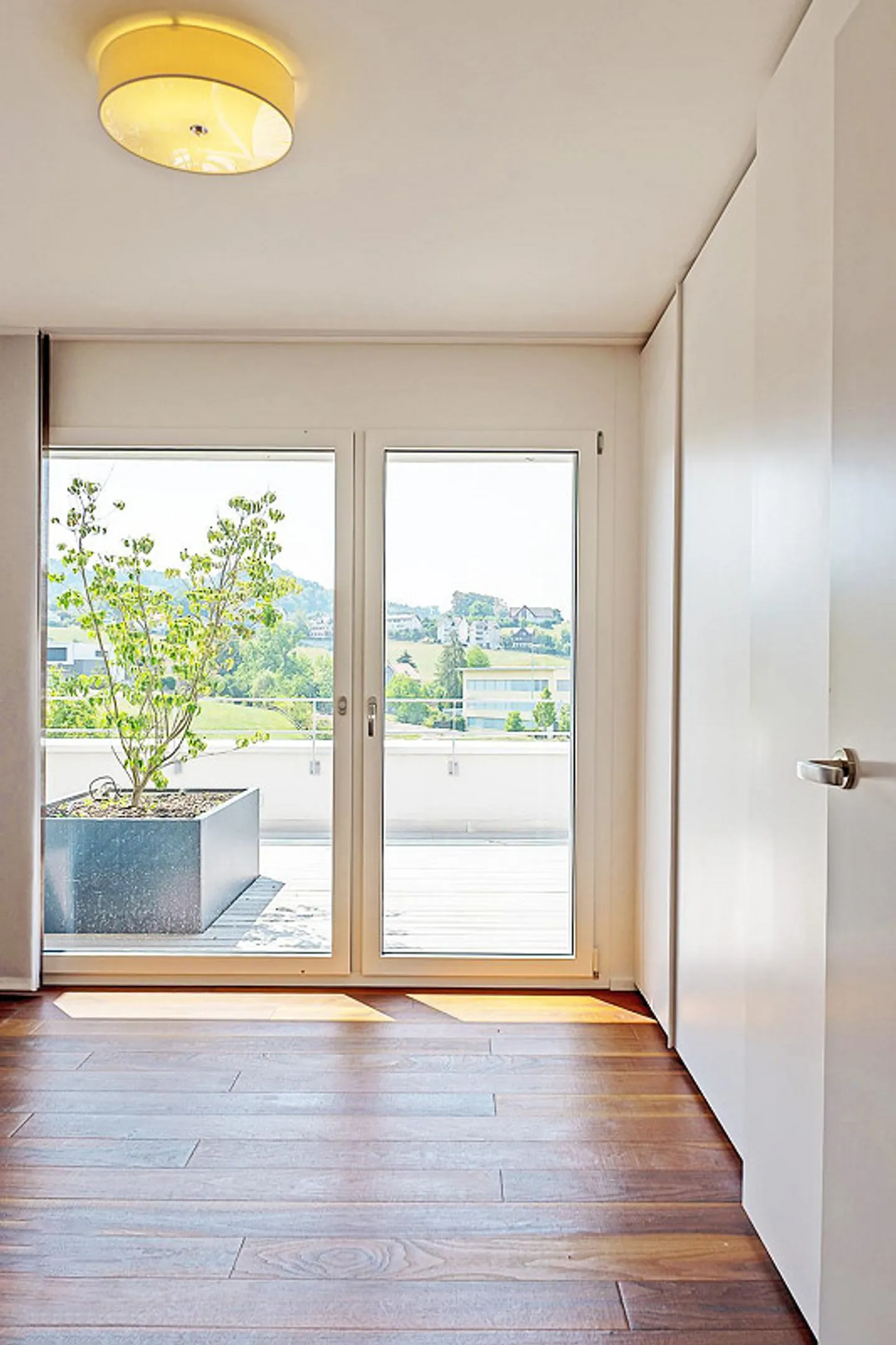 Vie en penthouse exclusive : rêve de 4,5 pièces avec terrasse sur le toit de 175 m² - Photo 6 sur 13
