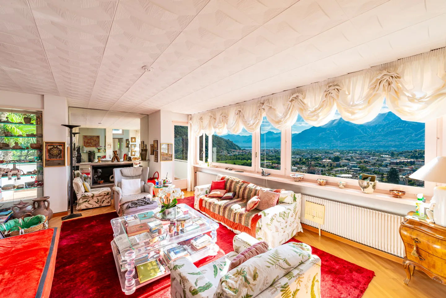 Stunning Villa with Lake View - Photo 8 of 16
