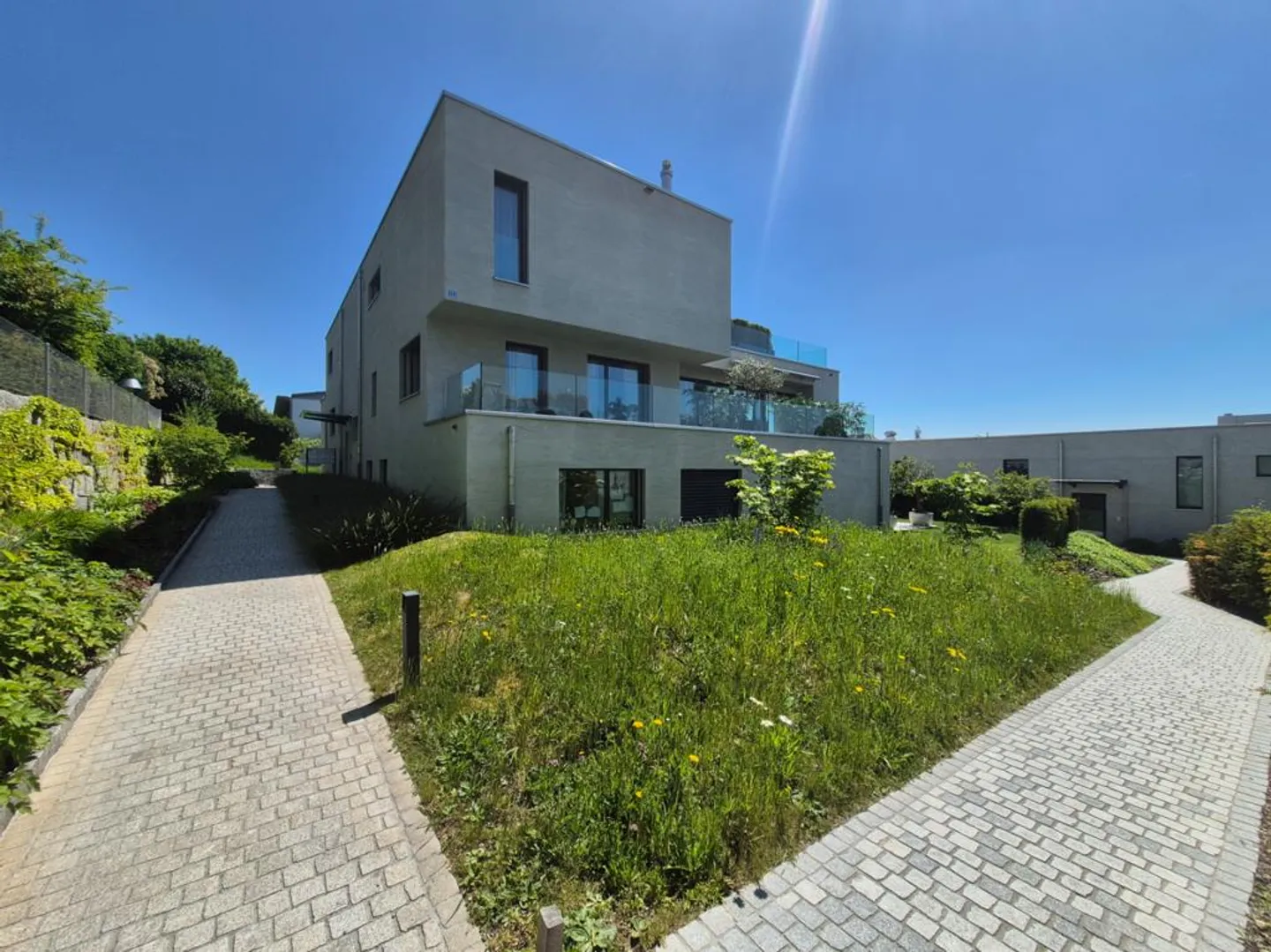 Appartamento moderno di 4,5 stanze con ampia terrazza in una posizione tranquilla - Foto 1 di 11