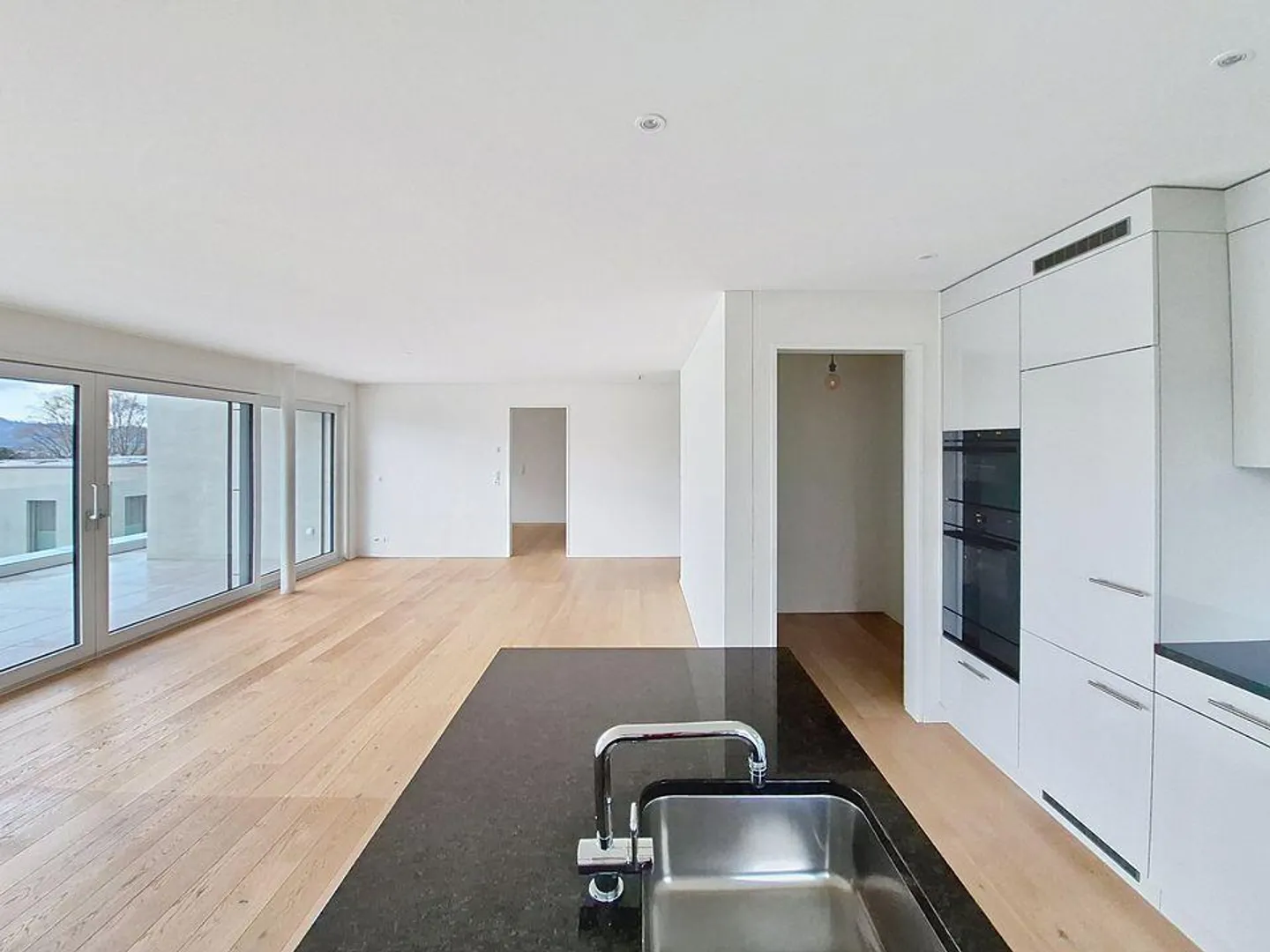 Appartamento moderno di 4,5 stanze con ampia terrazza in una posizione tranquilla - Foto 3 di 11