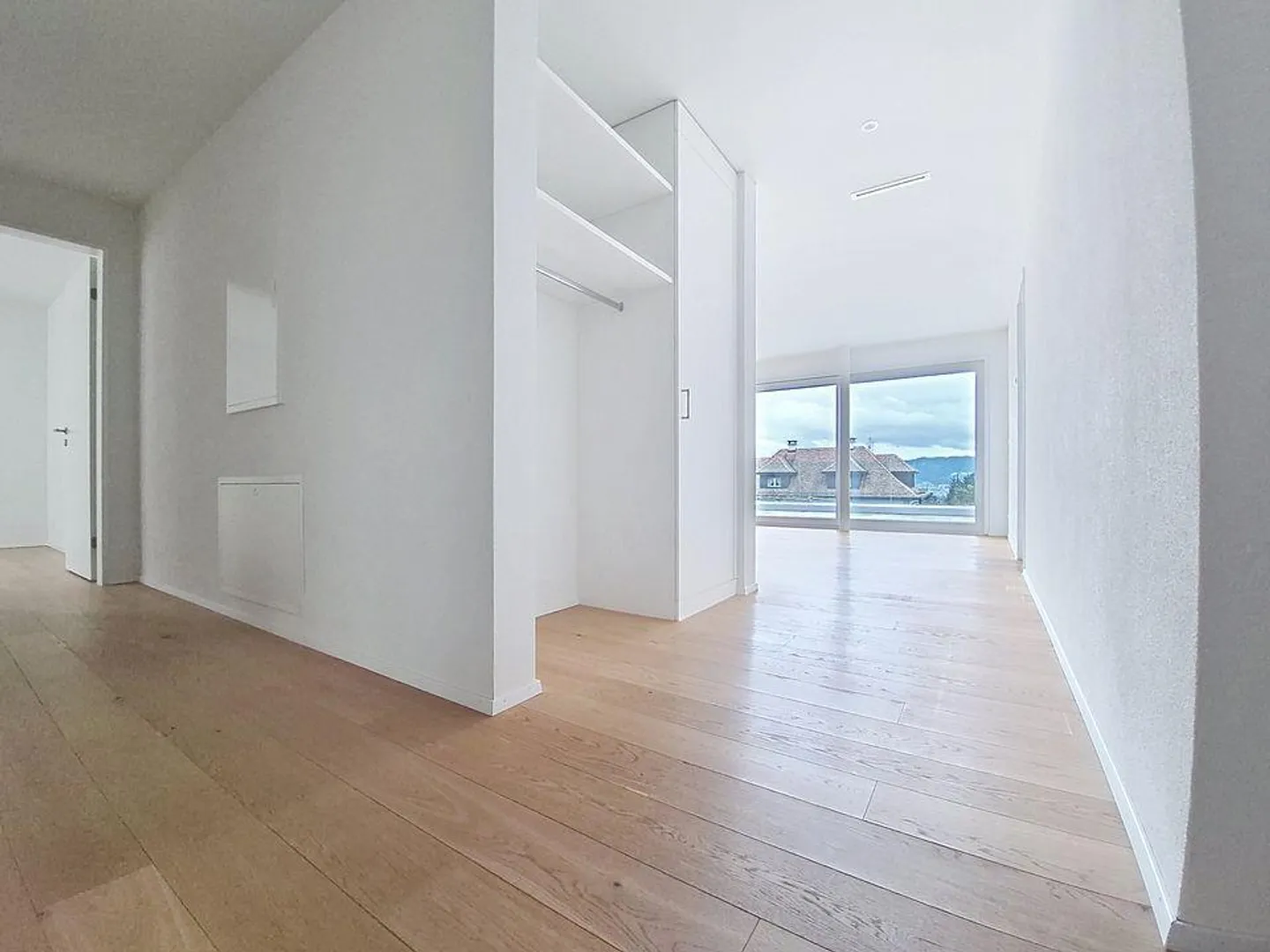 Appartamento moderno di 4,5 stanze con ampia terrazza in una posizione tranquilla - Foto 4 di 11