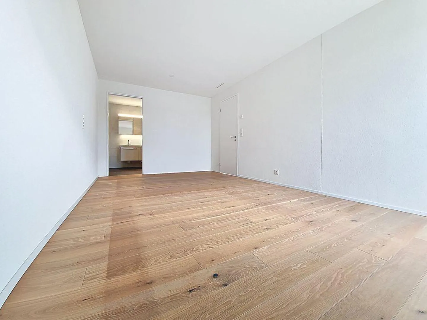 Appartamento moderno di 4,5 stanze con ampia terrazza in una posizione tranquilla - Foto 5 di 11