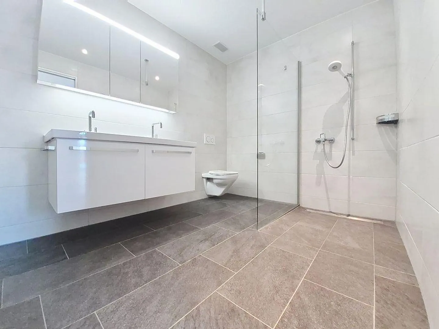 Appartamento moderno di 4,5 stanze con ampia terrazza in una posizione tranquilla - Foto 7 di 11