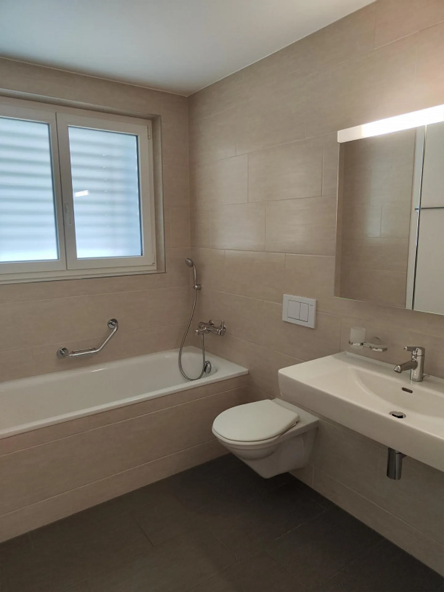 Moderno appartamento di 4,5 stanze con balcone a Oberuzwil - Foto 8 di 12