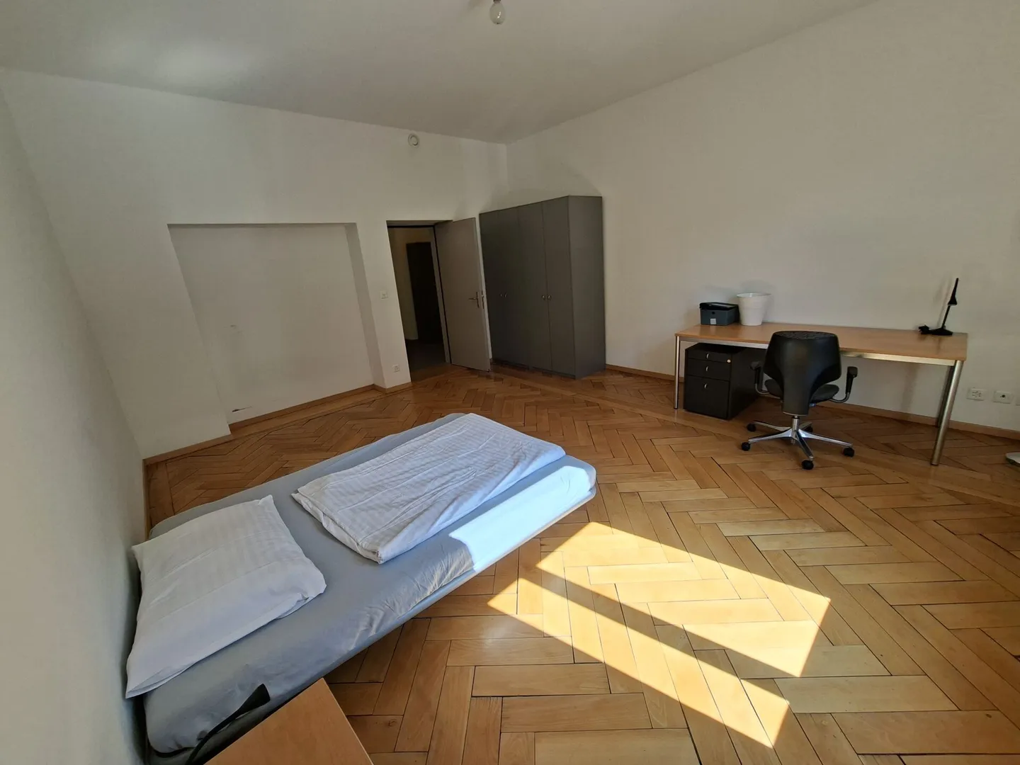 Chambre WG meublée - centrale, moderne et tout compris, Chambre du rez-de-chaussée 1 - Photo 5 sur 6