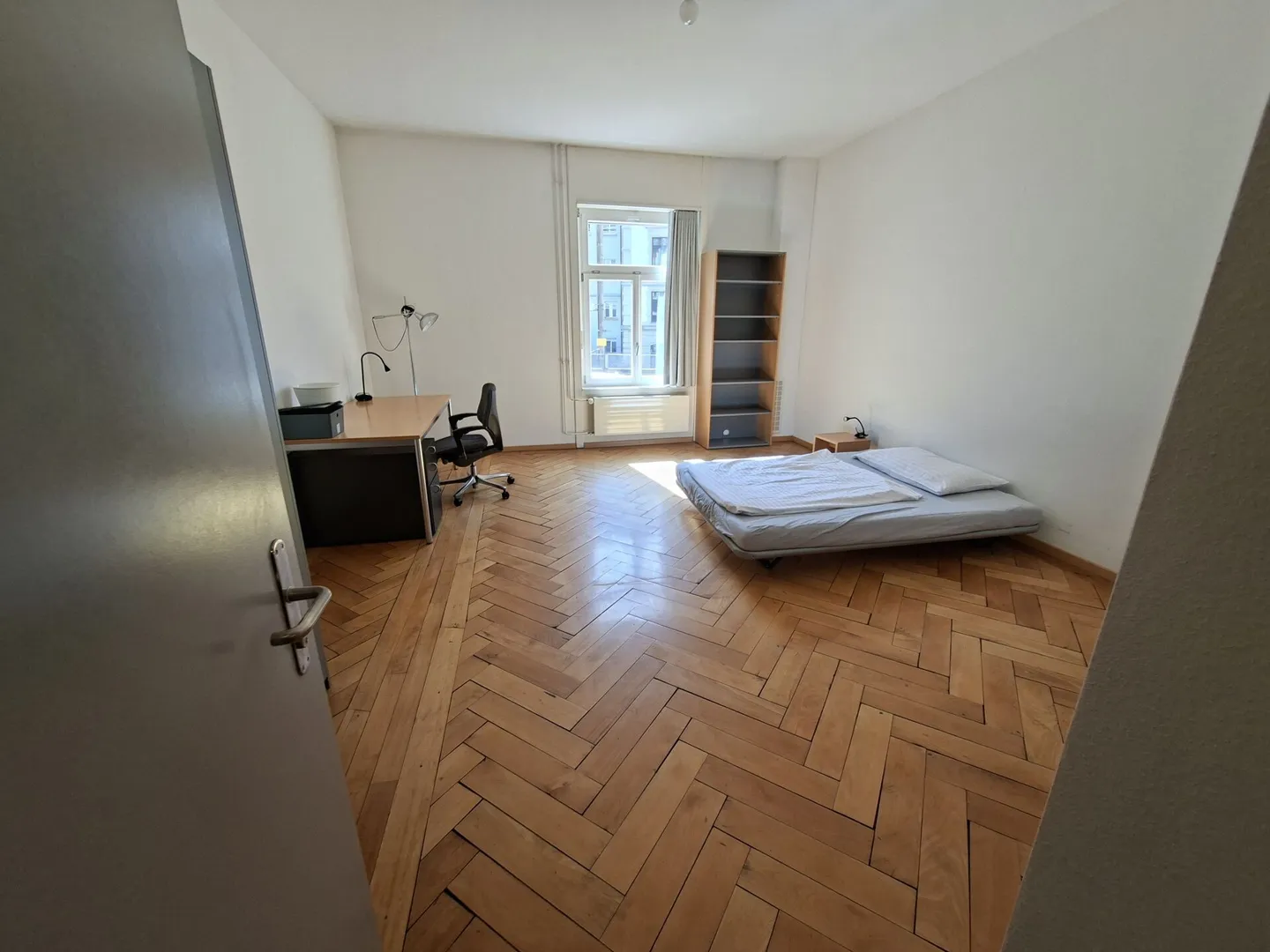 Chambre WG meublée - centrale, moderne et tout compris, Chambre du rez-de-chaussée 1 - Photo 6 sur 6