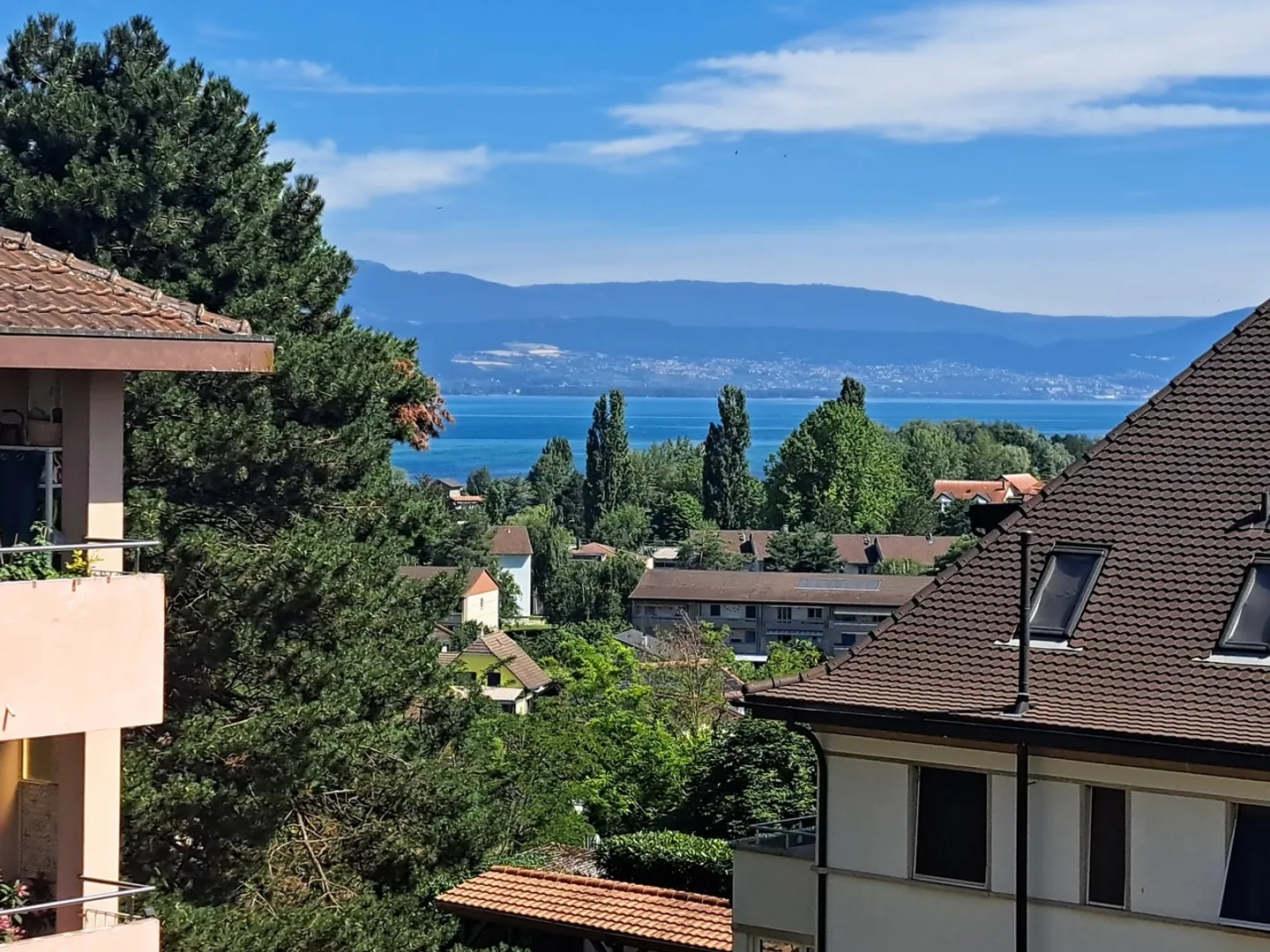 ROSIÈRE 2, appartement de 2,5 pièces au dernier étage et rénové - Photo 4 sur 6