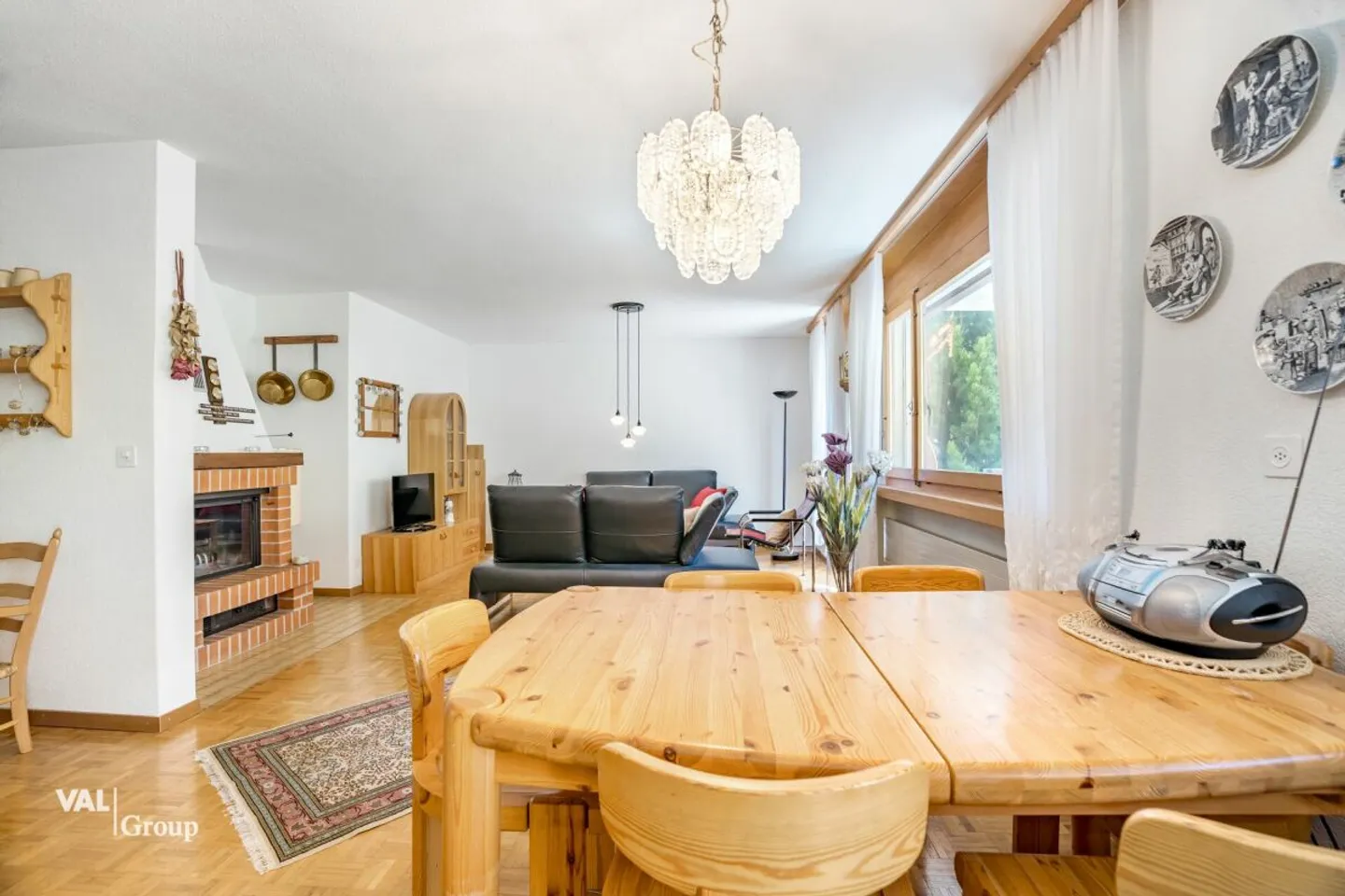 Light-flooded apartment with two balconies and breathtaking views - Photo 3 of 12