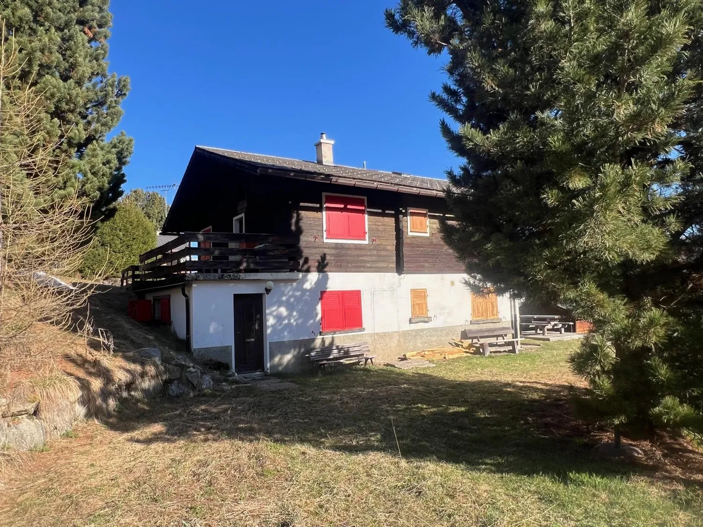 For sale in Tzoumaz a row chalet with 4 rooms in a quiet neighborhood - Photo 1 of 13