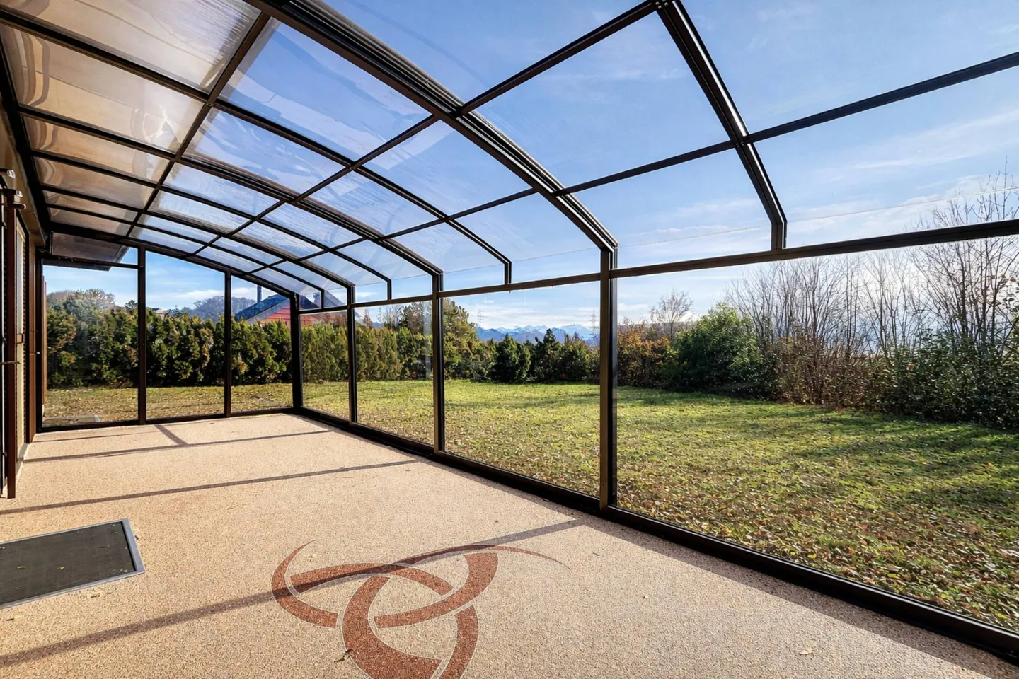 Geräumige Familienvilla am Waldrand mit großem Garten und großem Potenzial - Foto 3 von 11